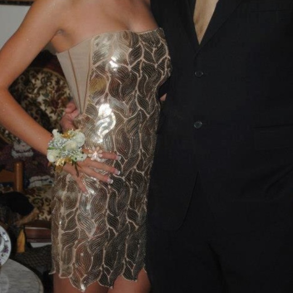 Gold dress - Picture 4 of 5